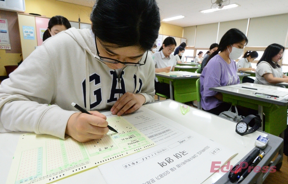 ‘N수생’의 사회, 저출산과 현장직 차별 뒤엔 무엇이&nbsp;있었나